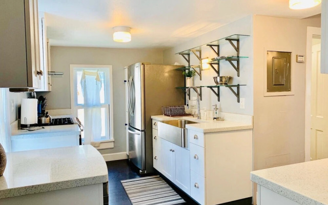 The Cottage! Chic Bungalow near Old Town Square!