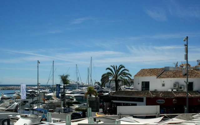 136 A First Line sleeps 6