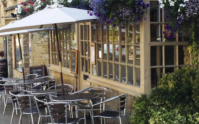 Priory Tearooms Burford With Rooms