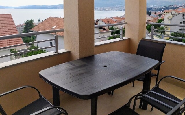 Charming 2-bed Apartment in Okrug Gornji