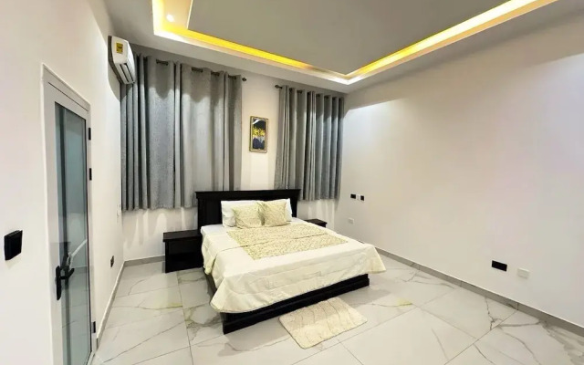2BR Apartment With Pool and Wifi Near East Airport