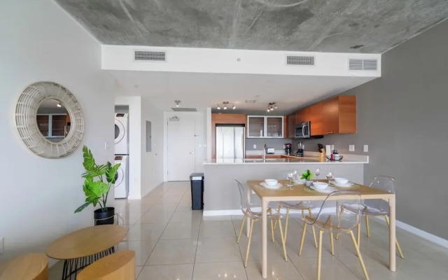 Lovely Condo|Pool & Parking at Midblock