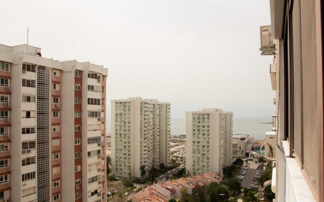 Vibrant Flat Near Trendy Attractions in Karsiyaka