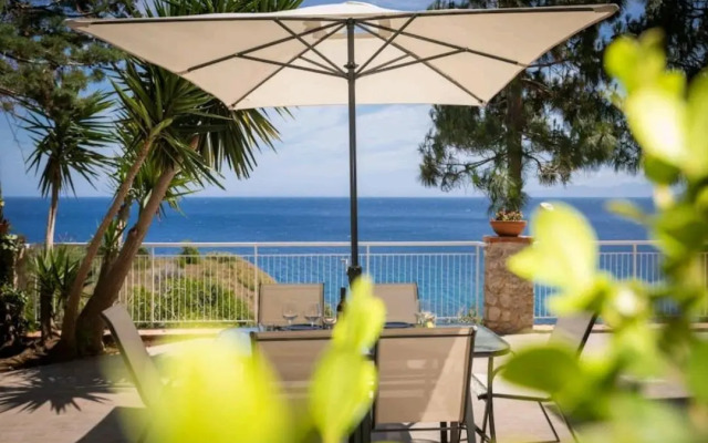 Villa's apartment on the beach, swimming pool A/C