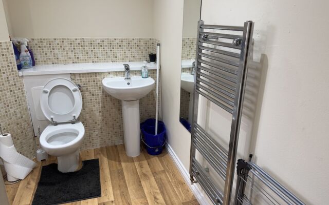 Lovely 2 Bedroom Family Holiday Home in London