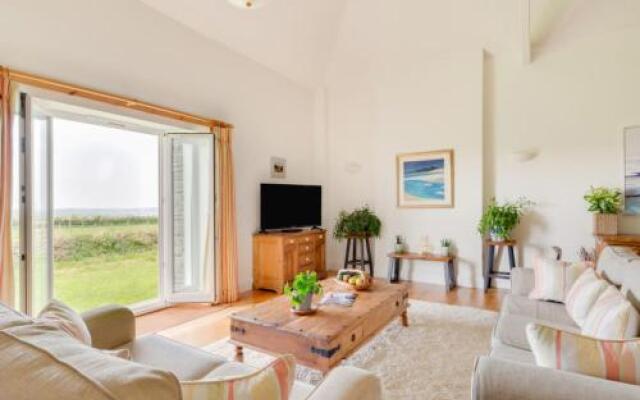 Holiday Home Edmonton.1
