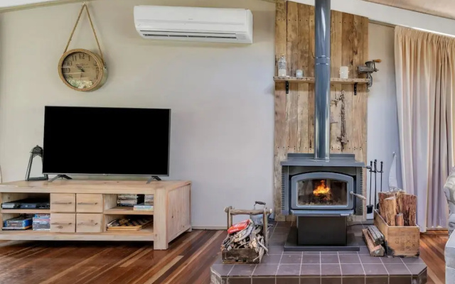 Secluded 3-bed Retreat Moments to the Beach
