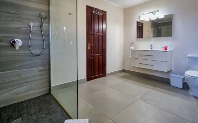 Spacious 6BR Villa w Pool Close2beach Sleeps 16