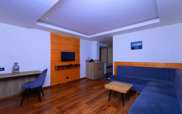 Sumitel Sanderling 500 meters from Mall Road