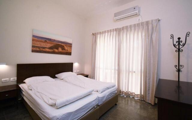 Kibbutz Tiratzvi - Country Lodging