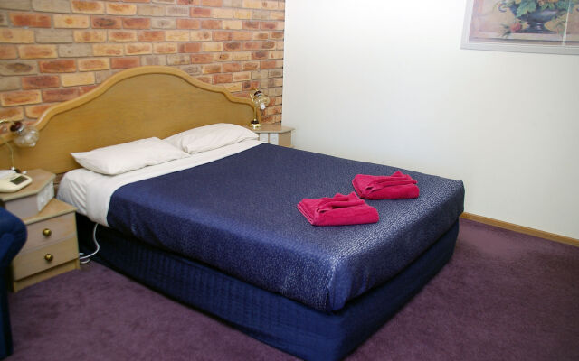 Pines Country Club Motor Inn