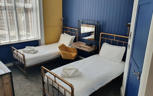 Delmont Hotel