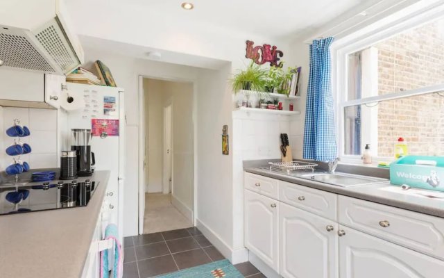 Charming 3BD Flat - 5 Minutes to Victoria Park