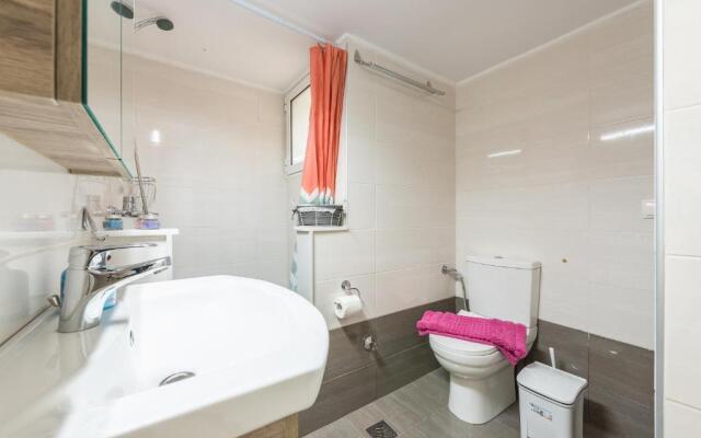 Modern 2BD apt in Athens DT, 2-min metro