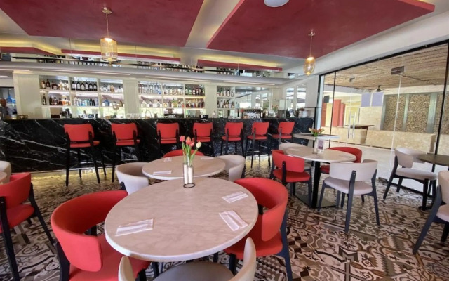 Tropicana Suites Deluxe Beach Club & Pool