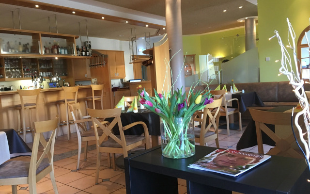 Warias Hotel & Restaurant