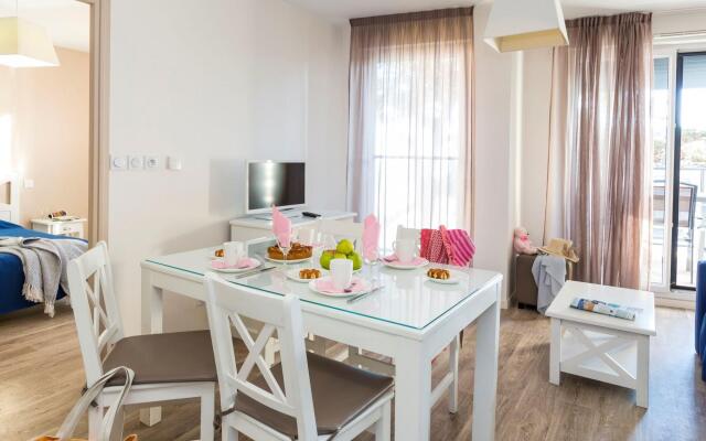 Comfortable apartment with a balcony near the beach