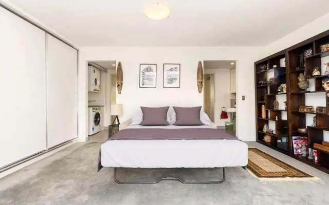 Poolside Apartment Opposite Redfern Park – Guest Rooms – Sydney