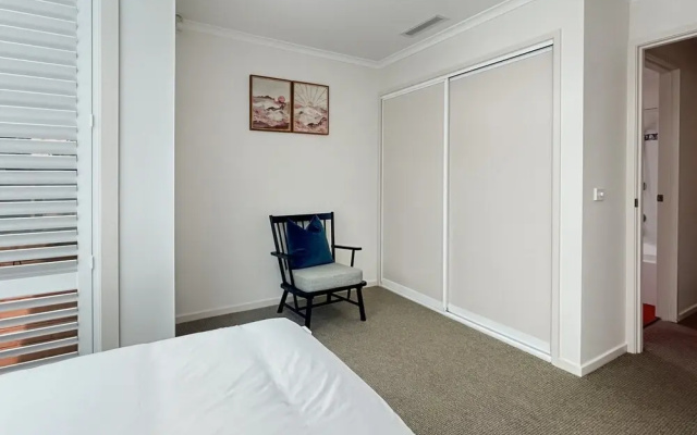 Spacious 4-bed Home With Coastal Charm