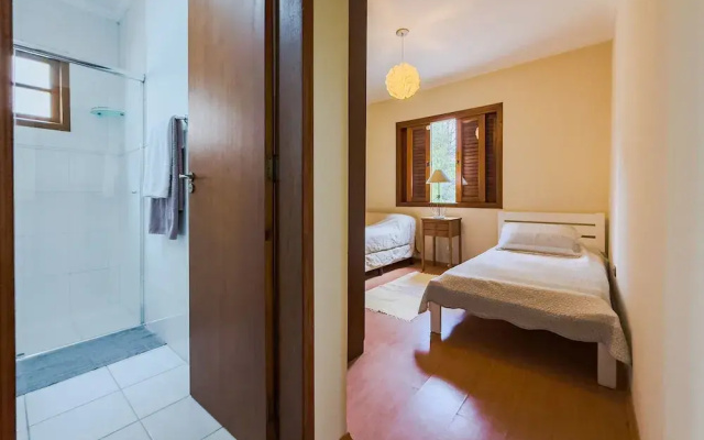 Espaço gourmet e home-office na Granja Viana
