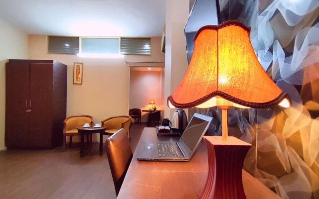 Park Square Hotel And Banquet