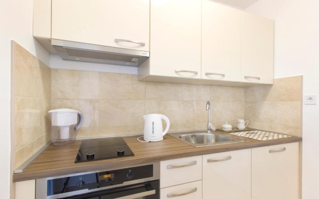 Apartment Mila - 100m from the sea: A3 Brodarica, Riviera Sibenik