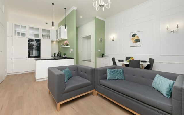 Green Apartment Piotrkowska by Renters