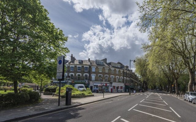 Luxurious Highbury Mansion with Beautiful Garden