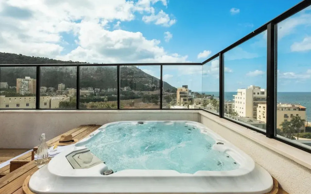 Pool & Jacuzzi Penthouse by Sea N' Rent