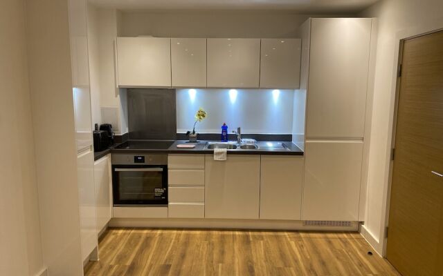 Cosy Stunning two Bed Apartment With Balcony