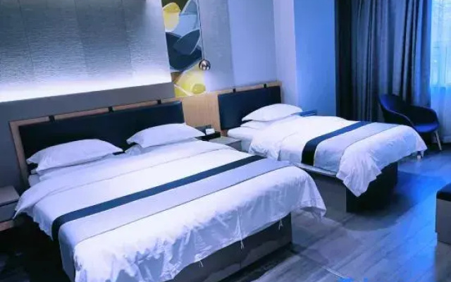 Urumqi Xinchongtian Business Hotel (Tonghui Used Car Market)
