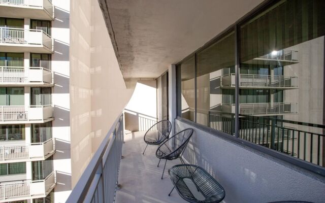 Charming Elegance Crystal City Apartment