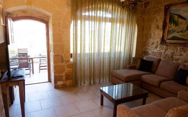 Villeleynah Amazing Gozitan Villa + Pool