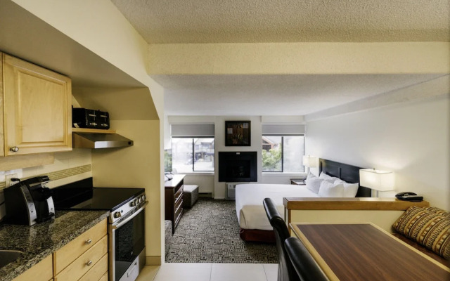 Mountain Side Hotel Whistler by Executive
