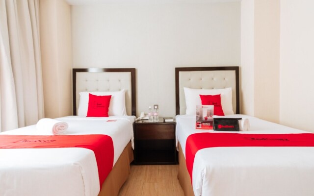 Aura One Hotel by RedDoorz