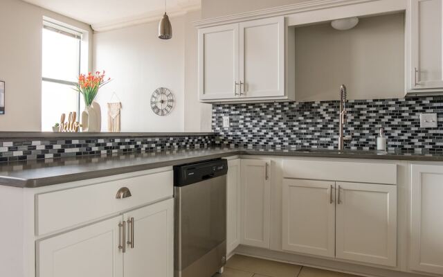 Downtown 1 & 2 BR Apt with Kitchen by Frontdesk