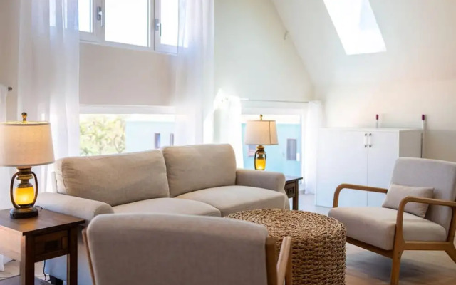 Historic Heartbeat 2BR Townhouse in Central Bliss