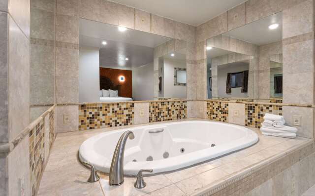 Travelodge by Wyndham Manhasset