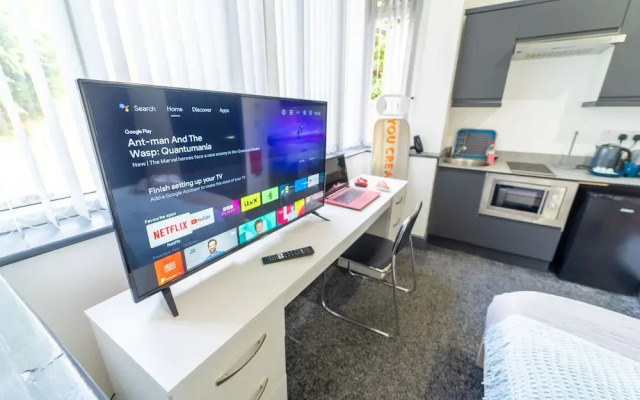 76 Bournbrook Road Equipped Studios Near QE