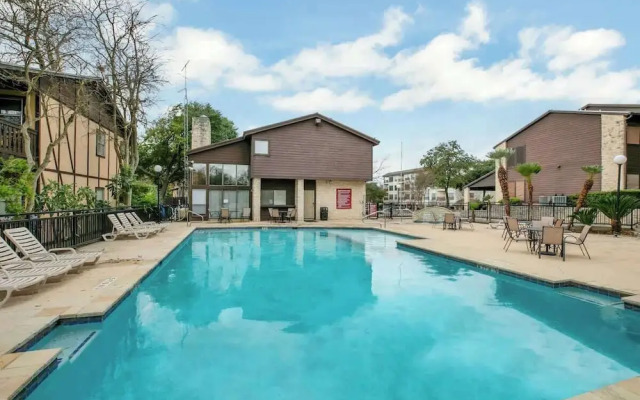 Luxurious Riverfront Condo Just 1 Blk to Schlitterbahn!