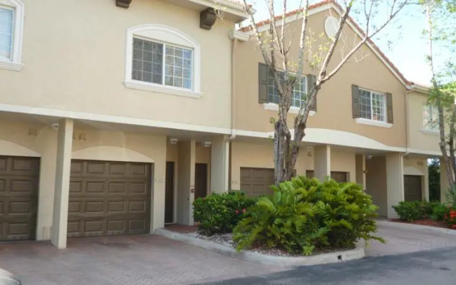 Weston Townhouse Patio and Resort Style Amenities