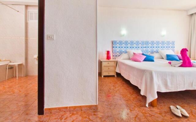 Apartment The Shell II, beach views and pool