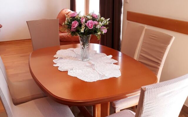 Apartment Zdravko - with parking : A1 Omis, Riviera Omis