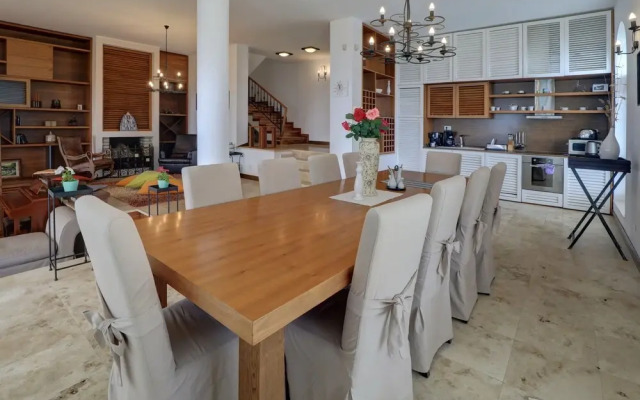 Lighthouse Luxe Estate Apart & Villas