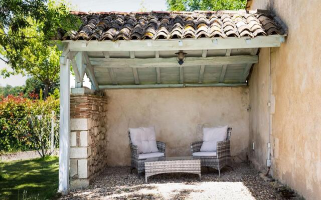 Tranquil Home in Saint-Martin-de-Gurson, 15min from Saint Emilion's vineyard