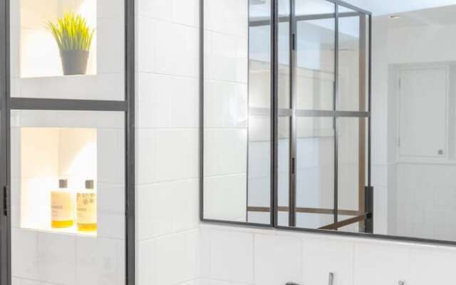 Sleek & Stylish 2BD Flat - Warren Street