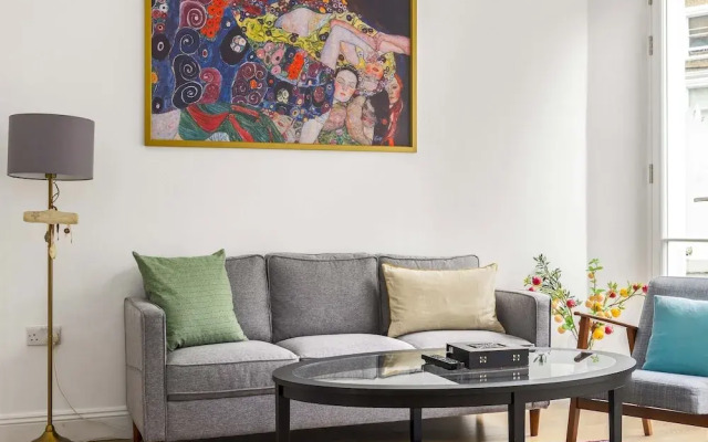 Balcony South Kensington Luxury 2 bed Apartment
