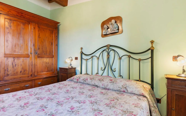 Secluded Holiday Home in Bibbiano With Courtyard