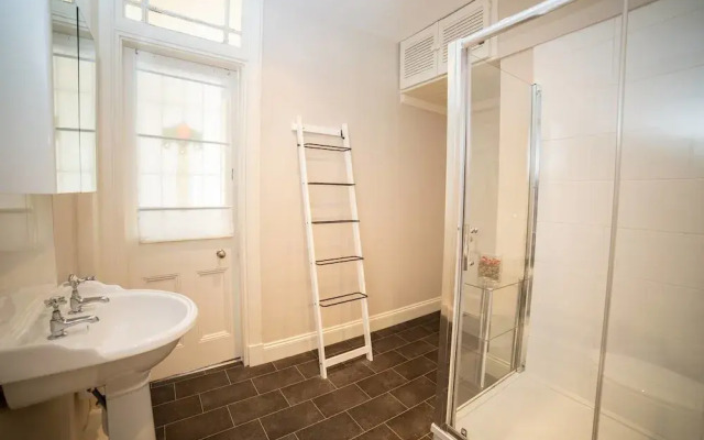 3 Bed Luxury West end Apt - Sleeps 6!