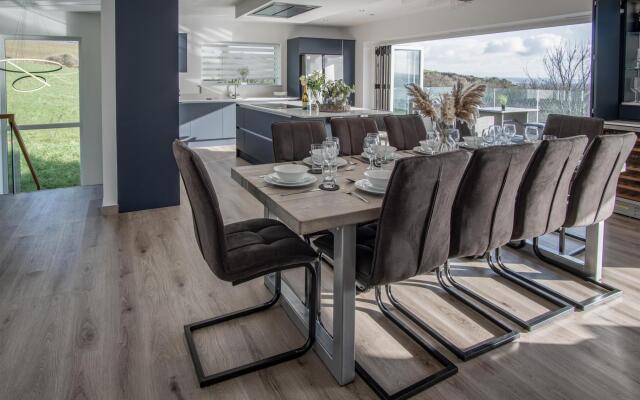 Sunrise - 5 Bedroom Luxurious Holiday Home - Pendine
